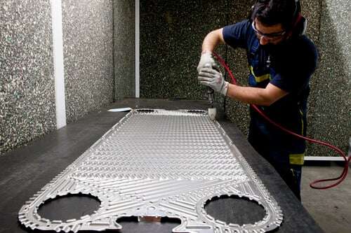 service_centre_spain_plate_man_working